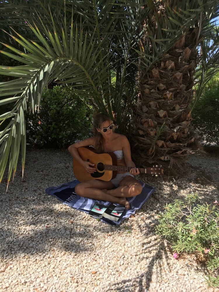 irstel playing guitar 2